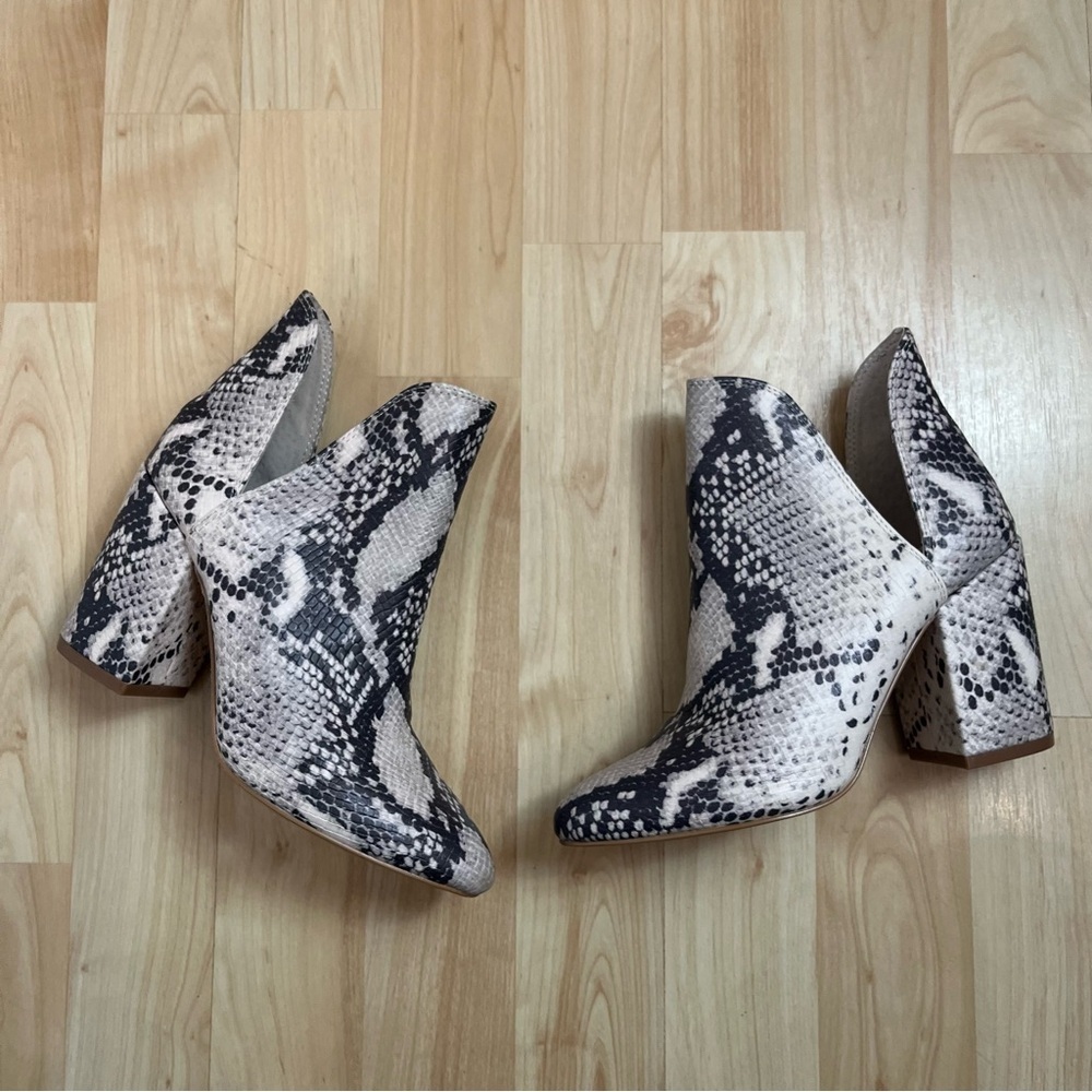 Steve Madden Boots Womens 5 Rookie Bootie White Snakeskin Pull On Ankle Top